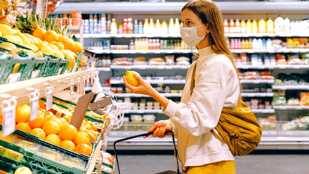 Market rafında çamaşır ürünleri